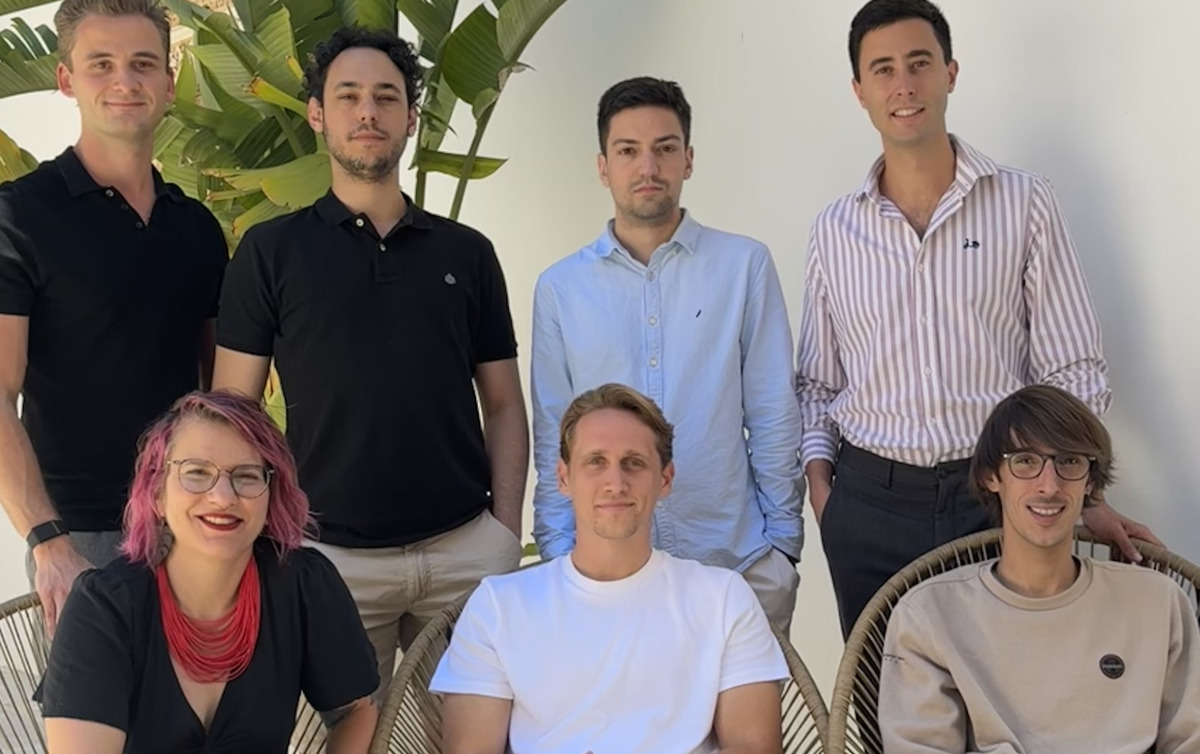 Nico Alexander Kuhn (en el centro) junto a su equipo actual