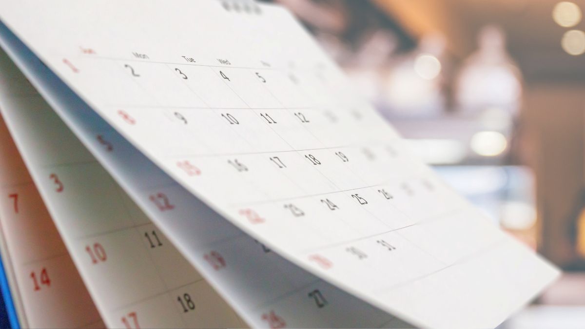 Páginas de calendario de escritorio de papel 