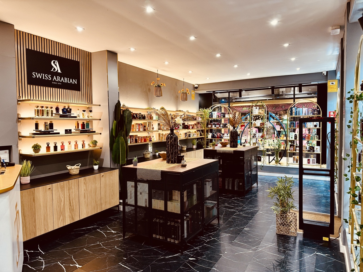 Interior de una tienda de Elixir Perfumes
