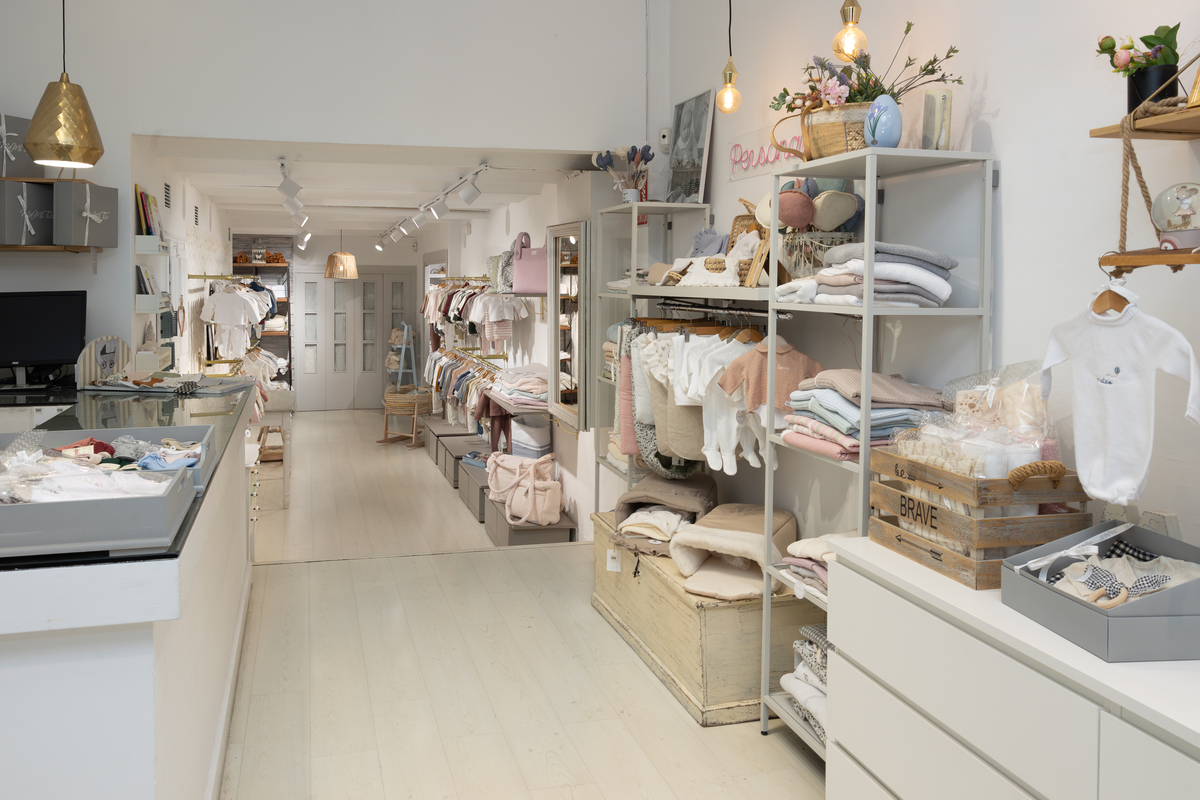 Interior de una tienda Mamitis, especializada en productos para recién nacidos