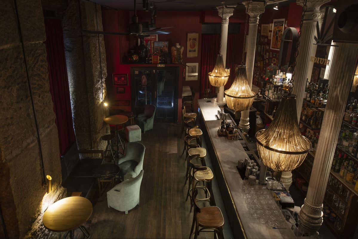 Interior de la franquicia The Medium Club