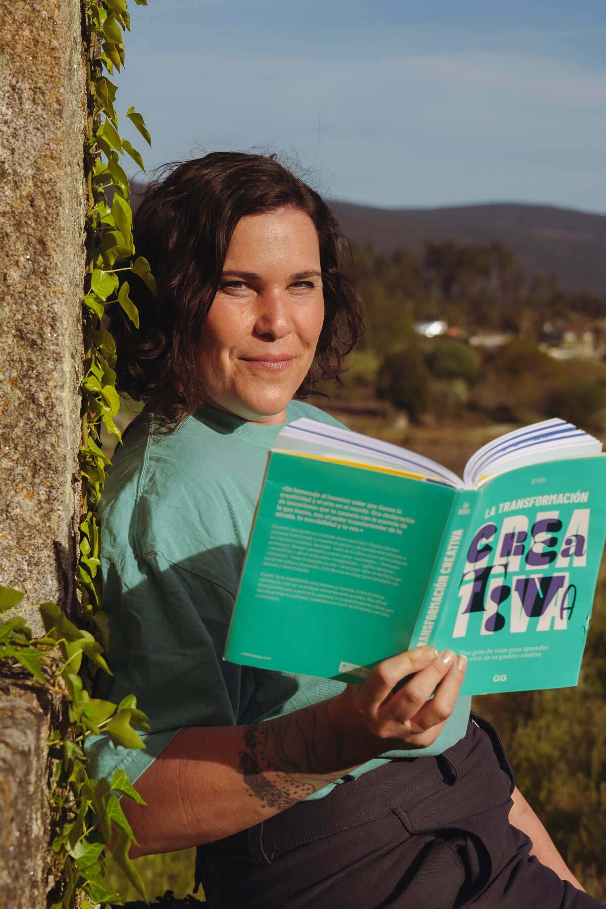 La autora, Ío Bru, posando con su libro
