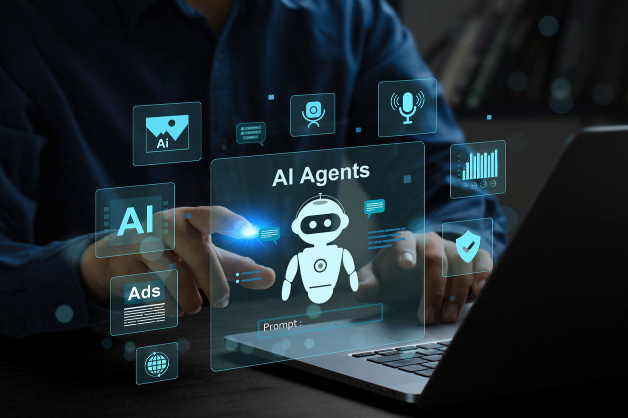 El hombre trabajando con un ordenador portátil y con imágenes sobreimpresionadas de herramientas de inteligencia artificial, agentes de IA. etc. 