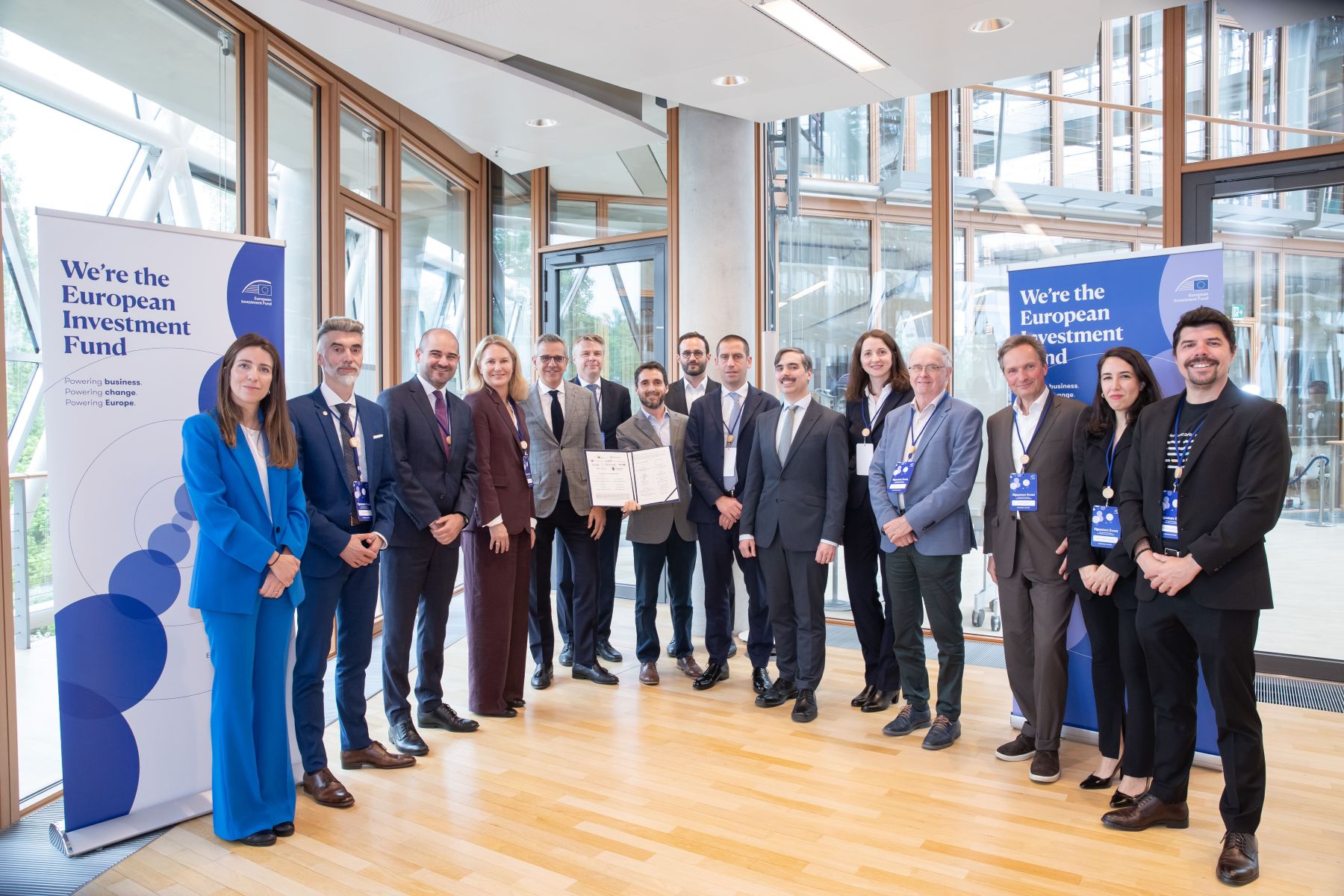 Víctor Gómez, CEO de 4Geeks Academy España (derecha), junto al resto de representantes de las instituciones que participan en el plan.