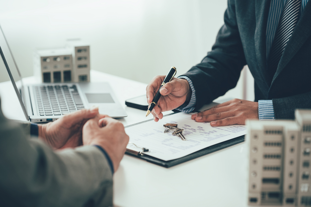 Agente inmobiliario trabajando con un ordenador
