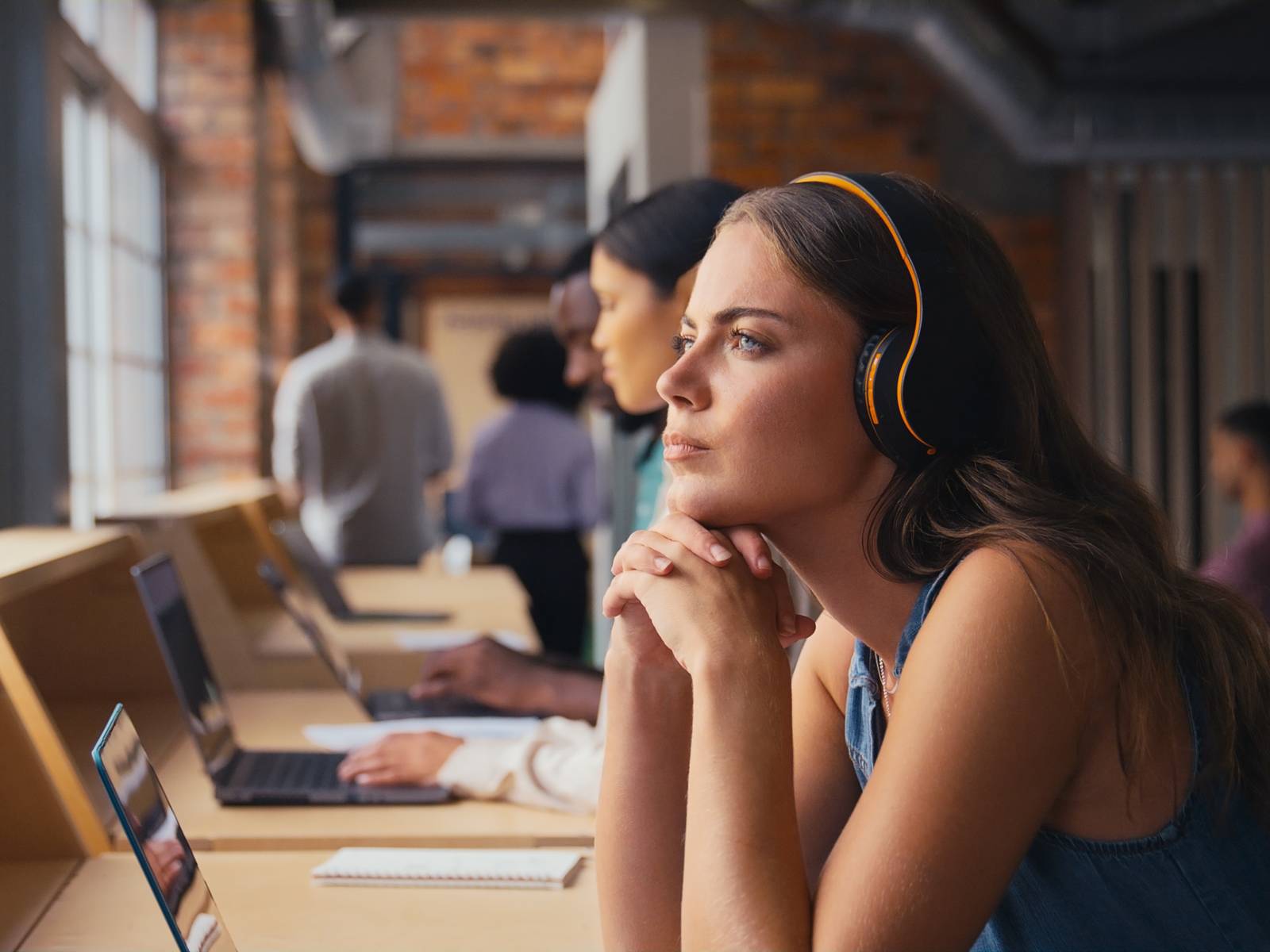 Chica escuchando un podcast. Foto: iStock.