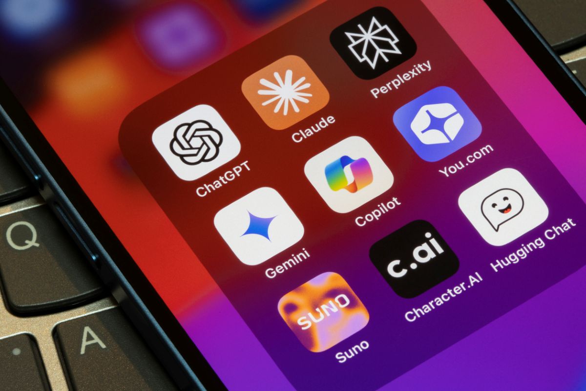 Pantalla de móvil con iconos de diferentes aplicaciones de IA generativa.