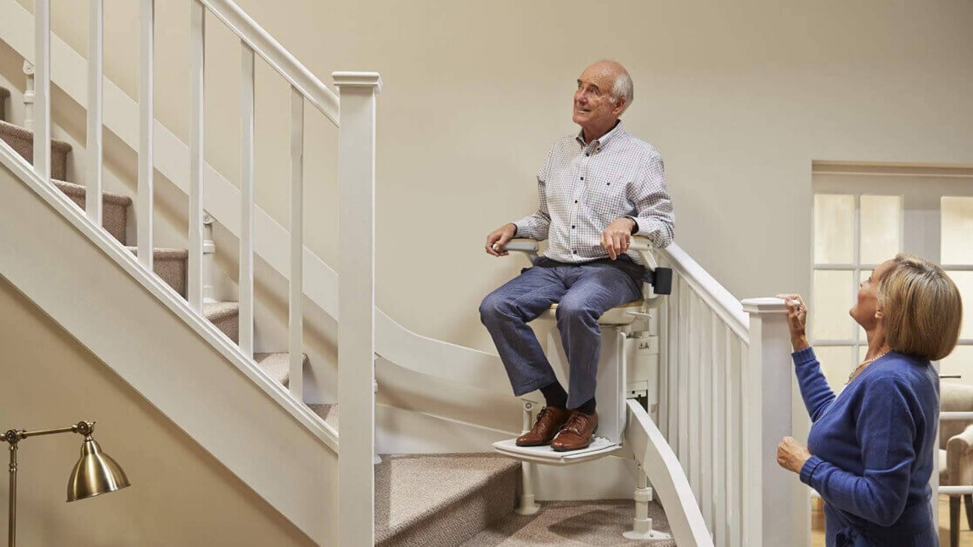 Cómo los salvaescaleras en Madrid ayudan a mantener la autonomía en el hogar