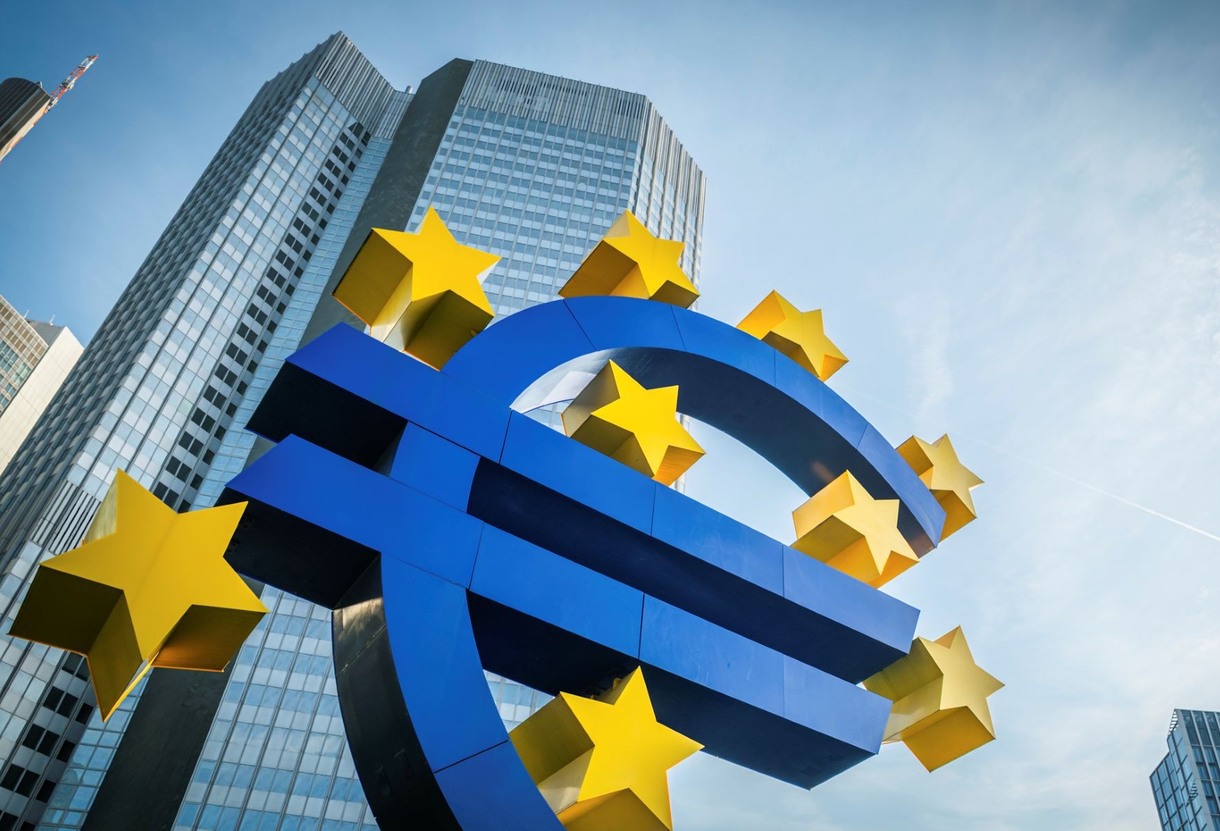 Escultura del símbolo del euro frente al Banco Central Europeo en Frankfurt (Alemania)