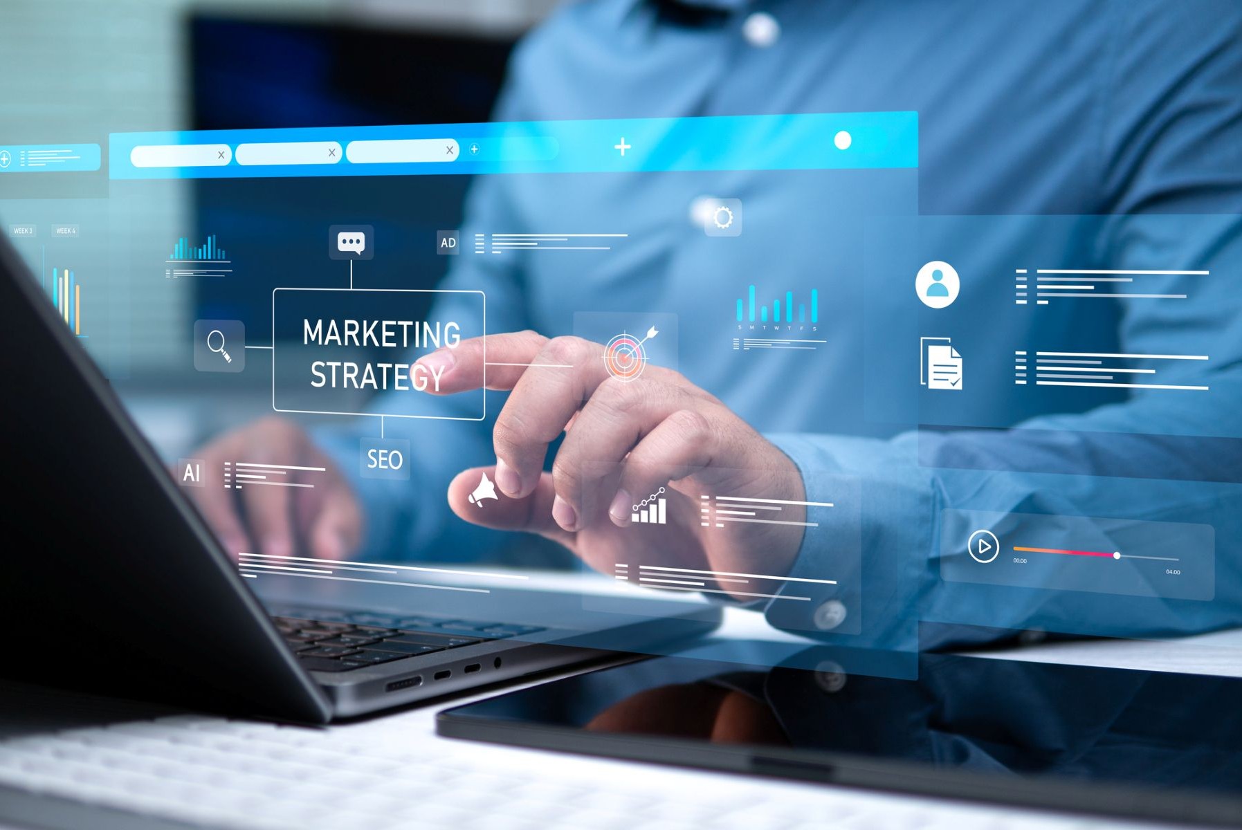Hombre interactuando con pantallas virtuales para realizar acciones de marketing, analizar datos y gestionar contenidos