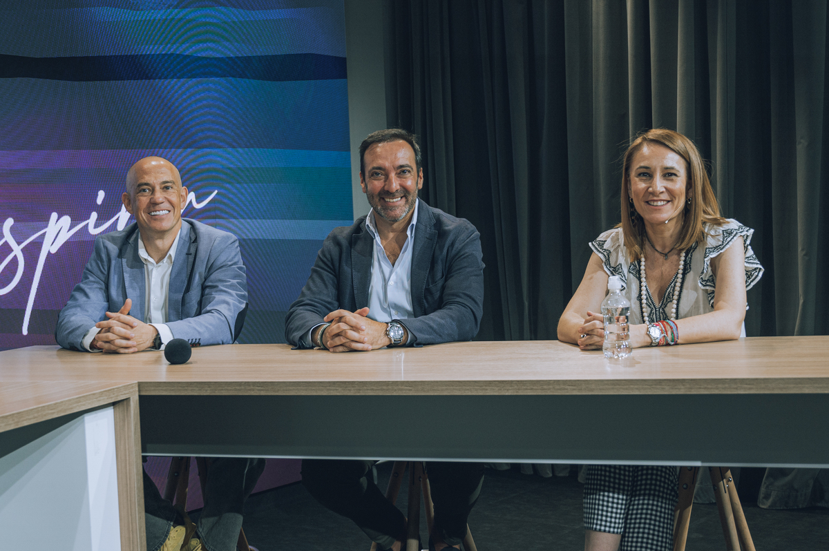 Participantes en mesa redonda FIStories que inspiran