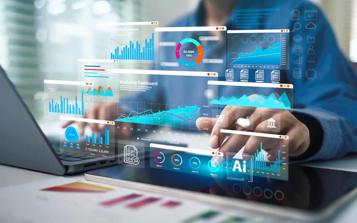 Empleado frente a su ordenador portátil, usando inteligencia artificial para el análisis de gráficos de datos