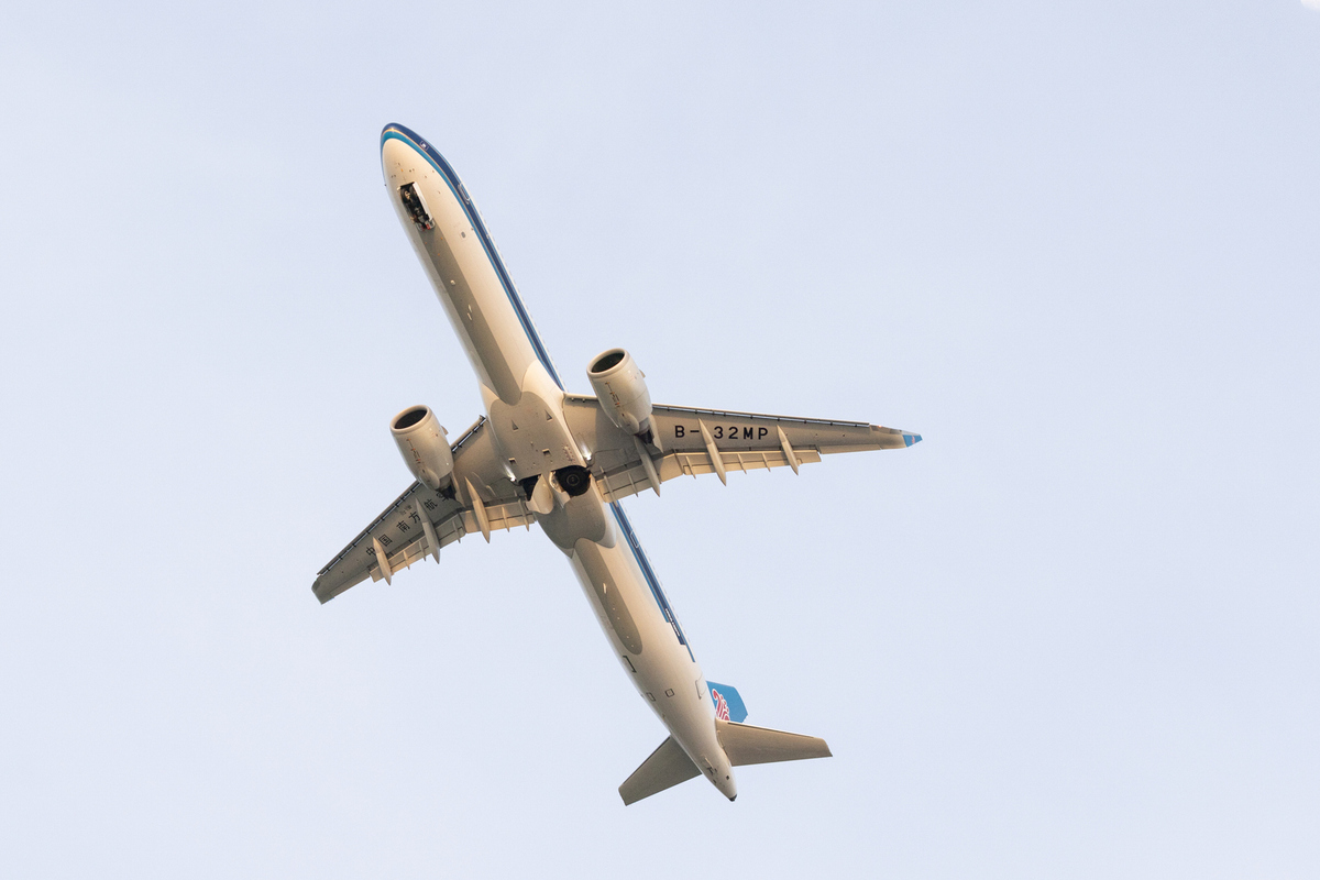 un avión volando