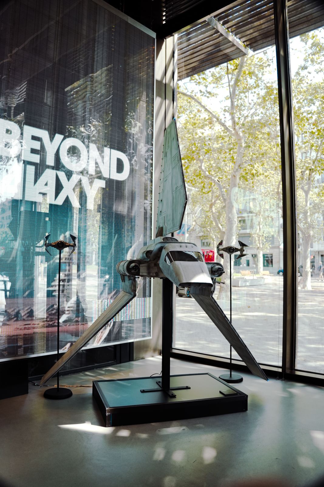 escaparate Exposición Rebels Beyond Galaxy