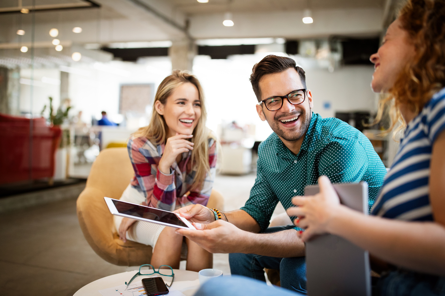 Emprendedores jóvenes en una reunión
