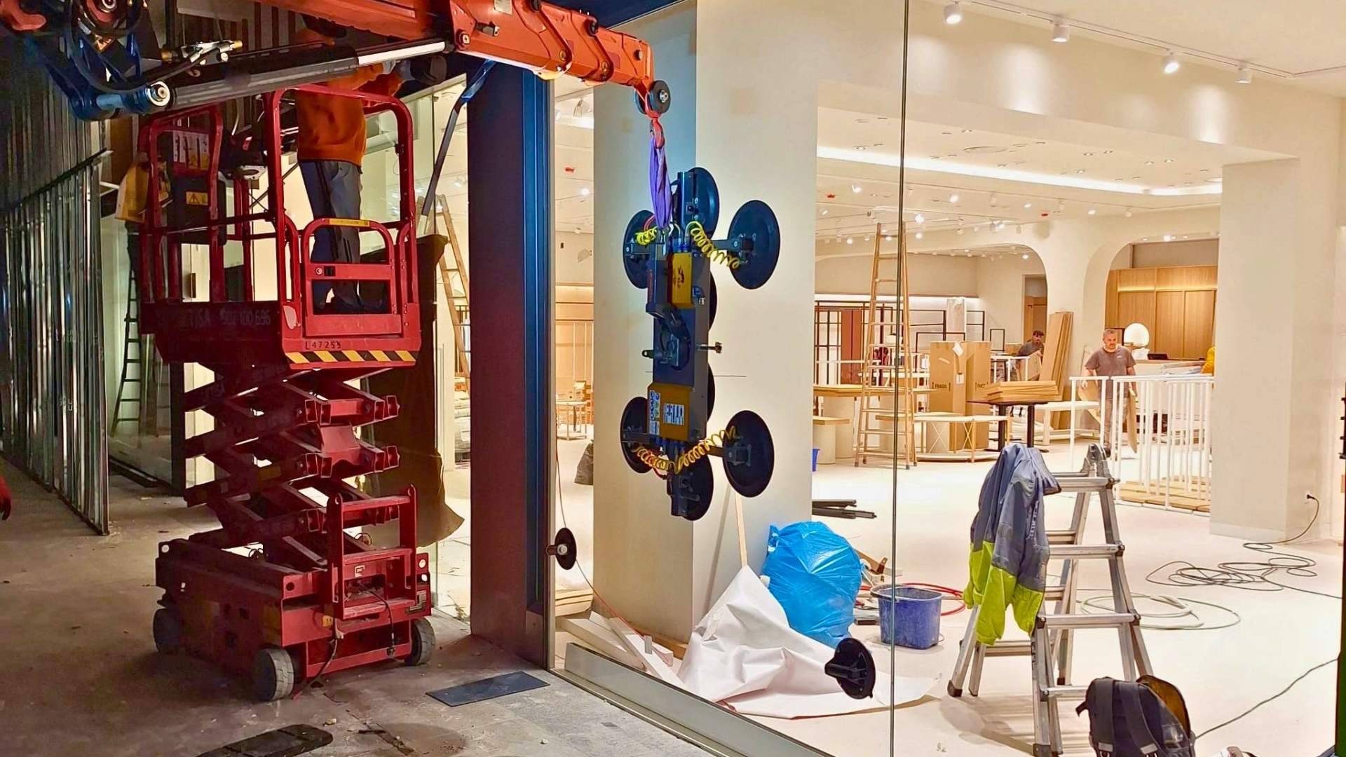 Los comercios buscan escaparates más seguros y visibles de cara a la temporada de otoño
