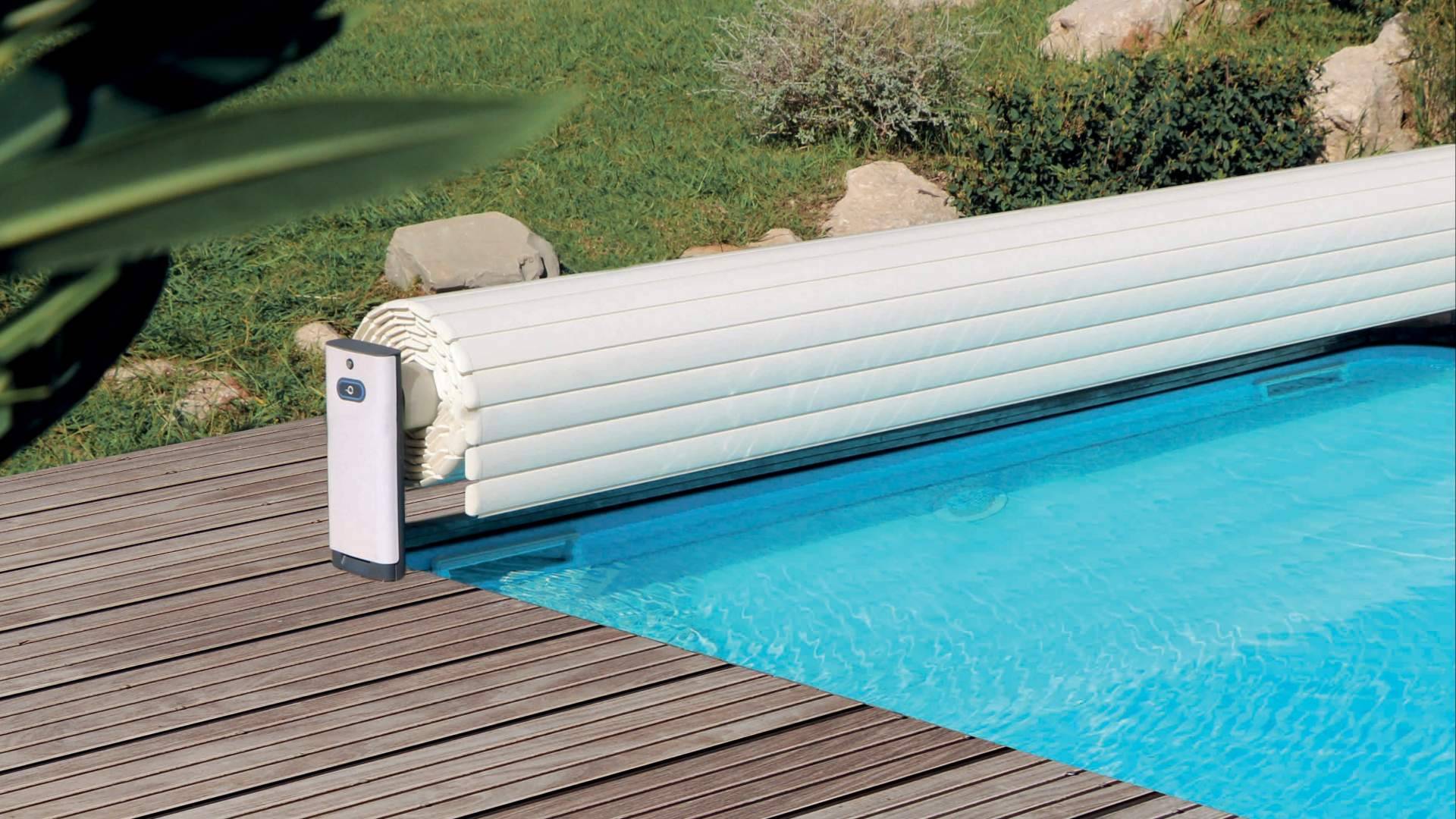 Las cubiertas automáticas ayudan a mantener la piscina limpia y a reducir los costes de mantenimiento