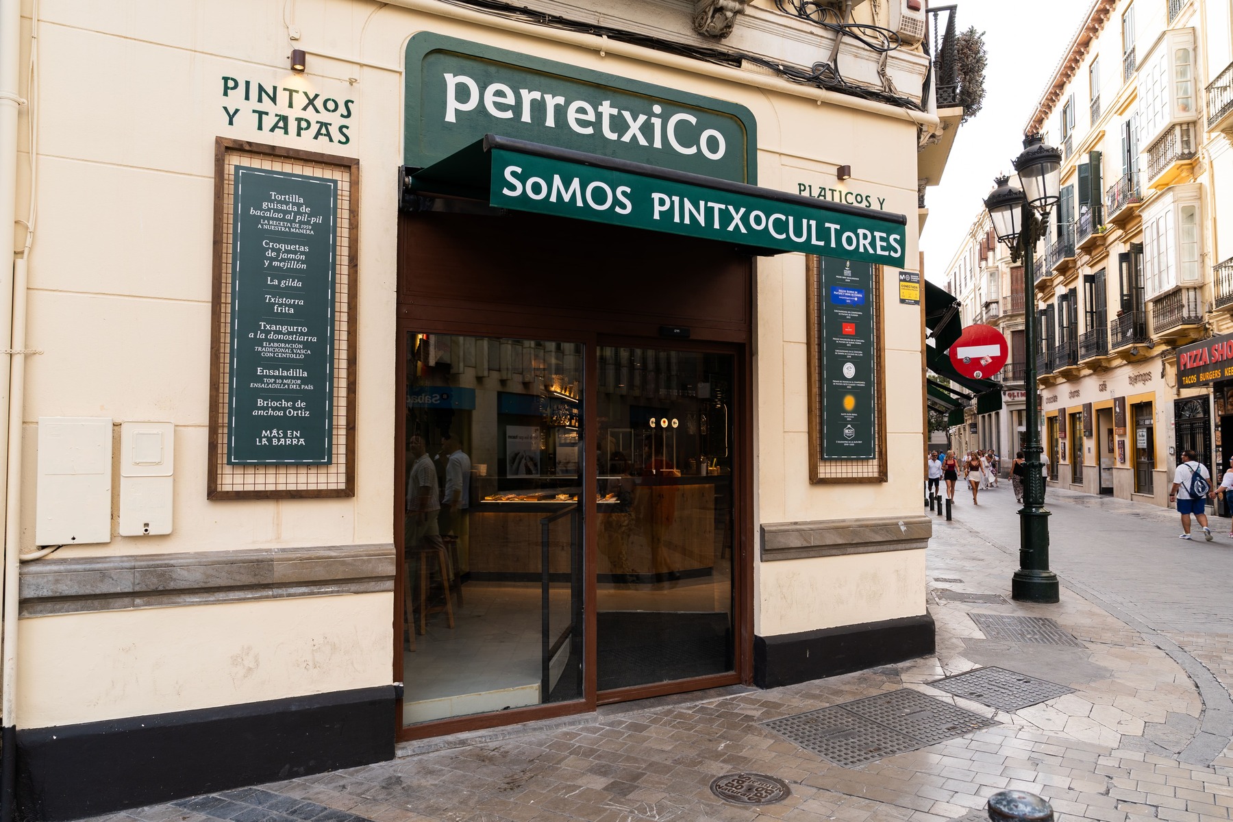 Exterior de la franquicia Perretxico en Málaga