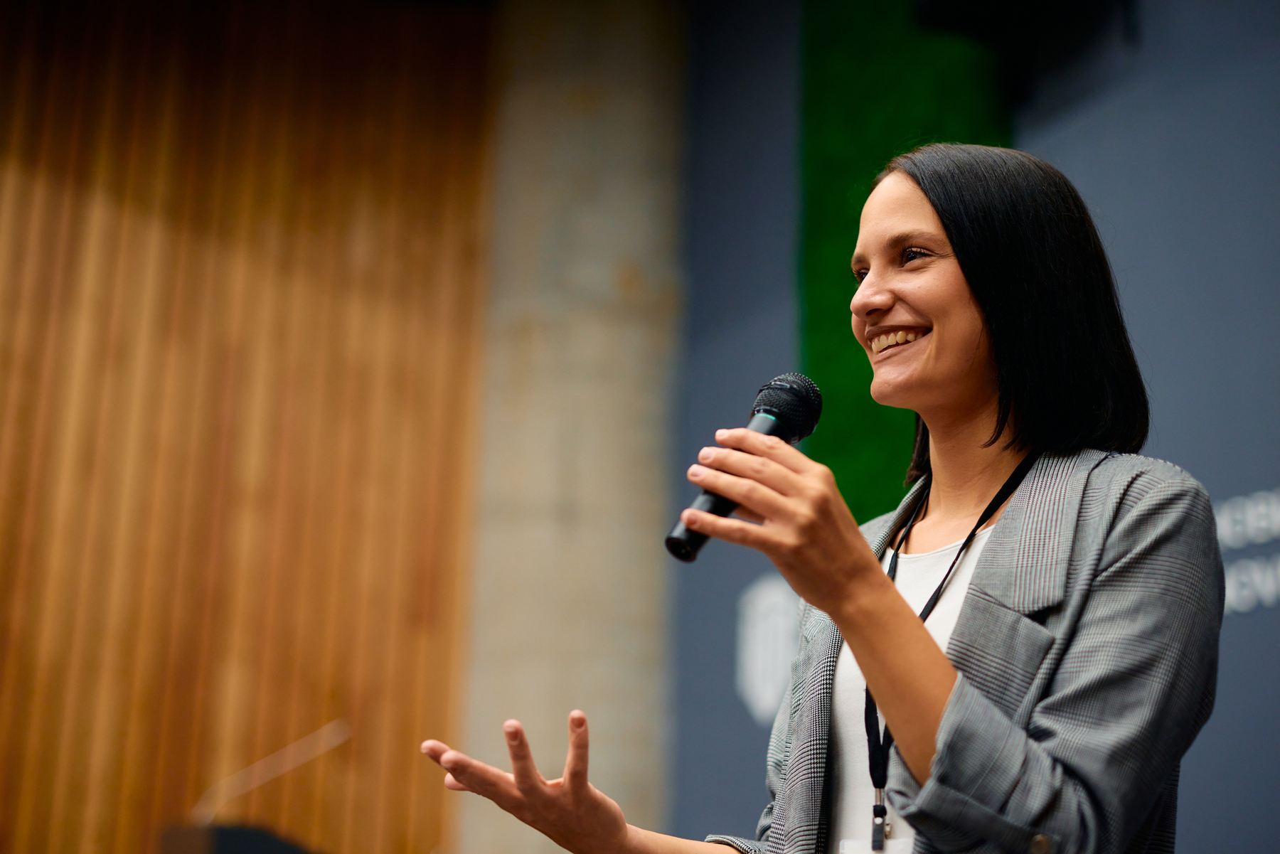 Emprendedora dando una conferencia en un evento